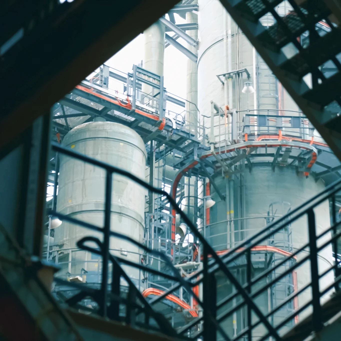 Complex system of pipes and assemblies in a plant for the production and treatment of liquefied natural gas